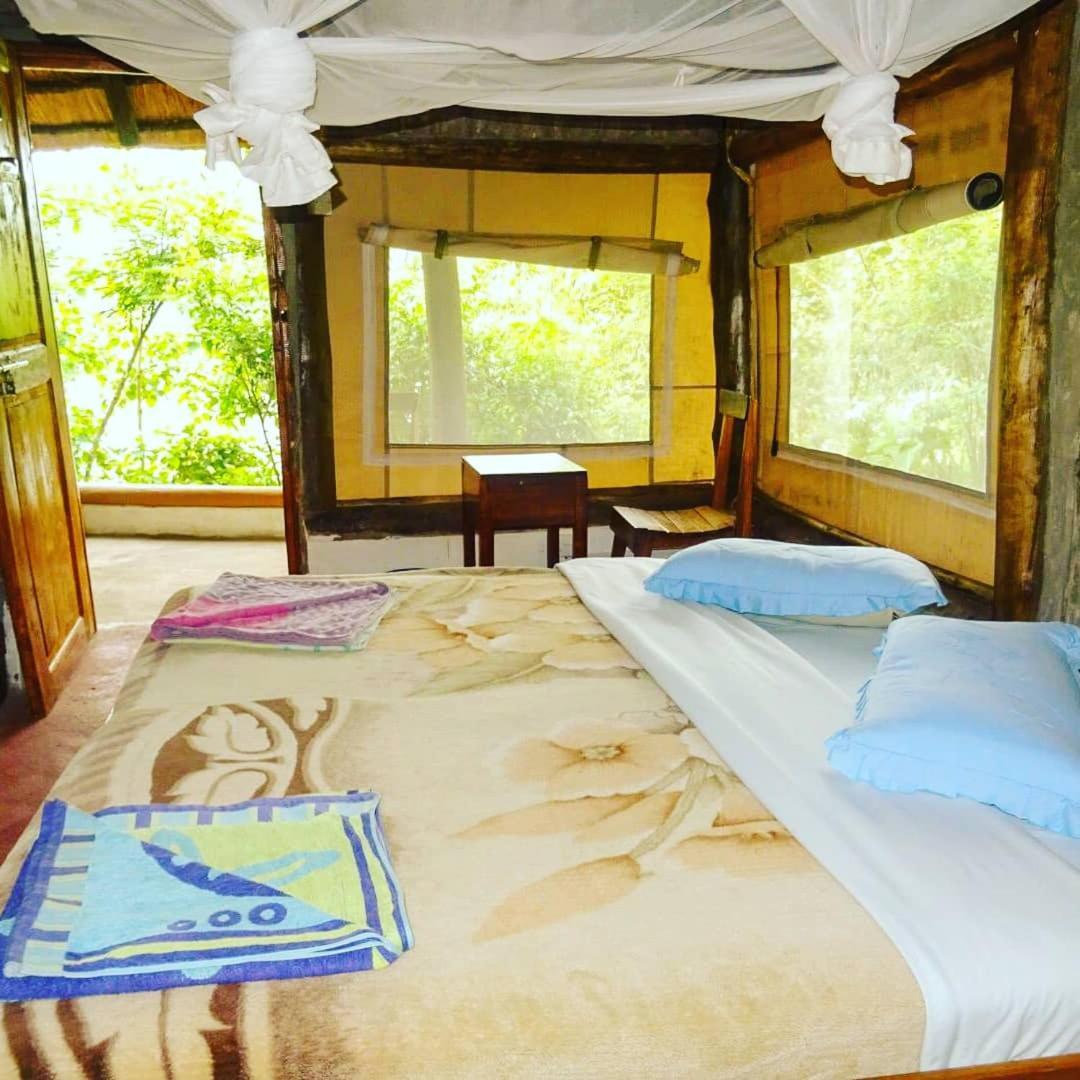 Dave The Cave Eco Lodge And Cultural Campsite Rubirizi Extérieur photo